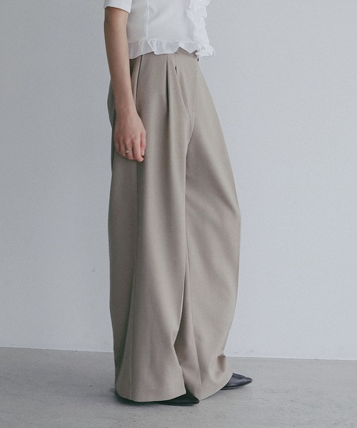 MANOF(マノフ)の「TUCK WIDE PANTS(その他パンツ・レディース・アイボリー/ベージュ/グリーン/ブラック・S/M)」の11枚目の写真