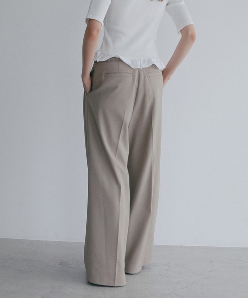 MANOF(マノフ)の「TUCK WIDE PANTS(その他パンツ・レディース・アイボリー/ベージュ/グリーン/ブラック・S/M)」の12枚目の写真