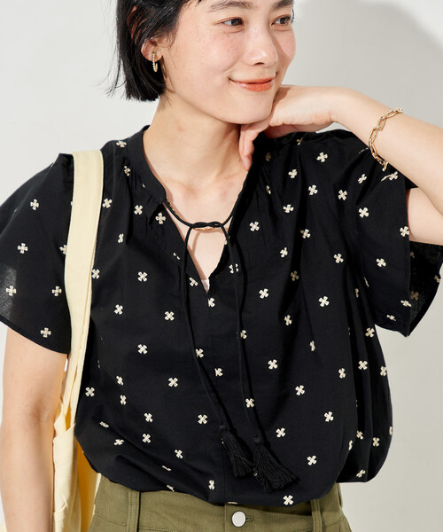 FREAK'S STORE(フリークスストア)の「インド 総柄刺繍 袖フリルブラウス<セットアップ対応>(シャツ/ブラウス・レディース・オフホワイト/ブラック・フリ-)」の1枚目の写真