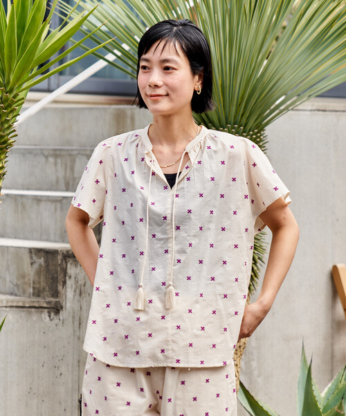 FREAK'S STORE(フリークスストア)の「インド 総柄刺繍 袖フリルブラウス<セットアップ対応>(シャツ/ブラウス・レディース・オフホワイト/ブラック・フリ-)」の3枚目の写真