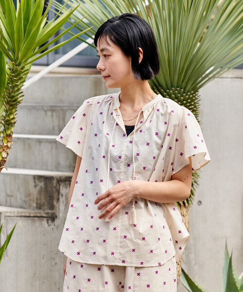 FREAK'S STORE(フリークスストア)の「インド 総柄刺繍 袖フリルブラウス<セットアップ対応>(シャツ/ブラウス・レディース・オフホワイト/ブラック・フリ-)」の6枚目の写真