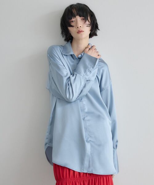 kivi(キヴィ)の「サテンBIGシャツ(シャツ/ブラウス・レディース・ライトオレンジ系/ライトブルー/ナチュラル・FREE)」の3枚目の写真