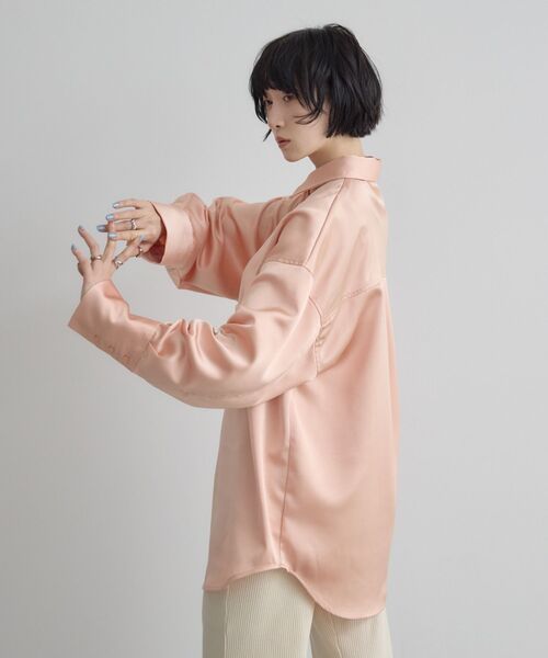 kivi(キヴィ)の「サテンBIGシャツ(シャツ/ブラウス・レディース・ライトオレンジ系/ライトブルー/ナチュラル・FREE)」の16枚目の写真