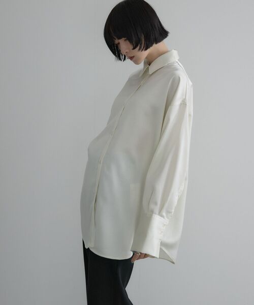 kivi(キヴィ)の「サテンBIGシャツ(シャツ/ブラウス・レディース・ライトオレンジ系/ライトブルー/ナチュラル・FREE)」の5枚目の写真
