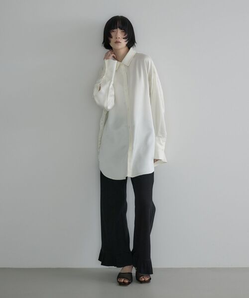 kivi(キヴィ)の「サテンBIGシャツ(シャツ/ブラウス・レディース・ライトオレンジ系/ライトブルー/ナチュラル・FREE)」の9枚目の写真