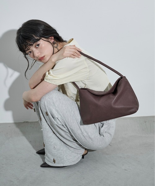 THE YOn(ザヨン)の「ワンハンドルフラップスクエアバッグ(ショルダーバッグ・レディース・ブラウン/ブラック/アイボリー・FREE)」の3枚目の写真