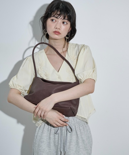 THE YOn(ザヨン)の「ワンハンドルフラップスクエアバッグ(ショルダーバッグ・レディース・ブラウン/ブラック/アイボリー・FREE)」の5枚目の写真