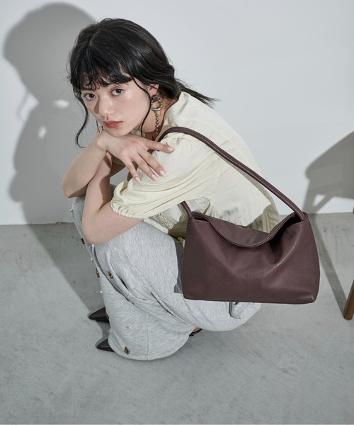 THE YOn(ザヨン)の「ワンハンドルフラップスクエアバッグ(ショルダーバッグ・レディース・ブラウン/ブラック/アイボリー・FREE)」の7枚目の写真
