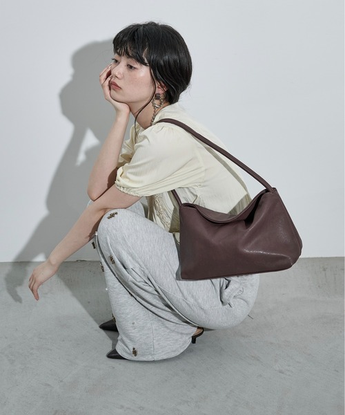 THE YOn(ザヨン)の「ワンハンドルフラップスクエアバッグ(ショルダーバッグ・レディース・ブラウン/ブラック/アイボリー・FREE)」の8枚目の写真