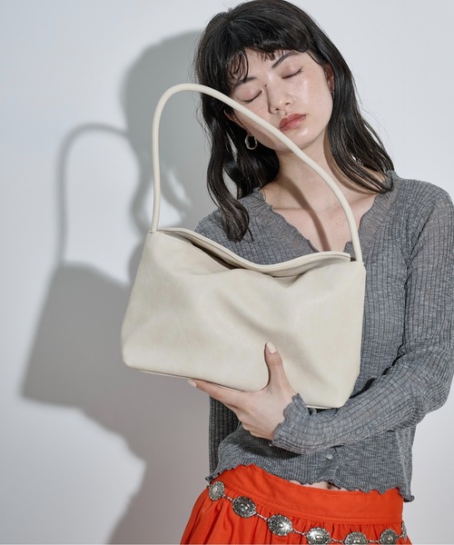 THE YOn(ザヨン)の「ワンハンドルフラップスクエアバッグ(ショルダーバッグ・レディース・ブラウン/ブラック/アイボリー・FREE)」の4枚目の写真
