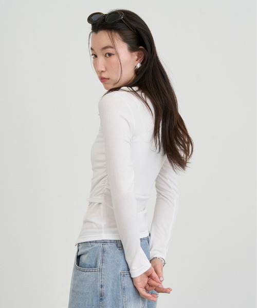 NUJOH(ヌゾ)の「Twist Detail Collar Long Sleeve Top / ツイストディテールカラーロングスリーブトップ(Tシャツ/カットソー・レディース・ブラック/アイボリー/チャコールグレー/ブラウン・FREE)」の9枚目の写真