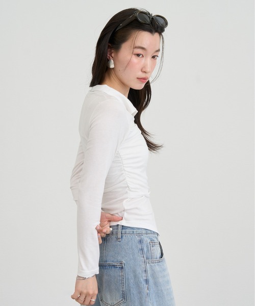 NUJOH(ヌゾ)の「Twist Detail Collar Long Sleeve Top / ツイストディテールカラーロングスリーブトップ(Tシャツ/カットソー・レディース・ブラック/アイボリー/チャコールグレー/ブラウン・FREE)」の10枚目の写真