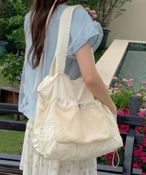 Lips(リップス)の「くしゅっとシャーリングデザインが可愛い!軽量×大容量で毎日使える万能トート(トートバッグ・レディース・グレー/ブラック/ホワイト・FREE)」の2枚目の写真