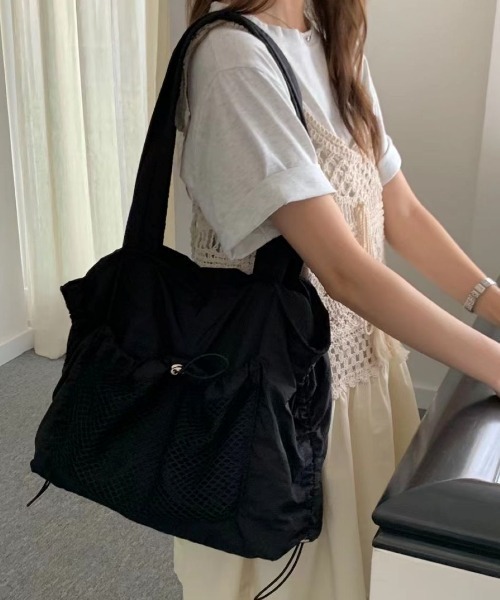 Lips(リップス)の「くしゅっとシャーリングデザインが可愛い!軽量×大容量で毎日使える万能トート(トートバッグ・レディース・グレー/ブラック/ホワイト・FREE)」の1枚目の写真
