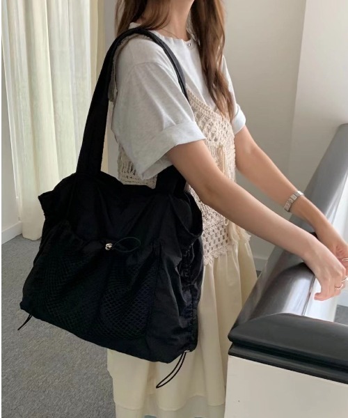 Lips(リップス)の「くしゅっとシャーリングデザインが可愛い!軽量×大容量で毎日使える万能トート(トートバッグ・レディース・グレー/ブラック/ホワイト・FREE)」の7枚目の写真