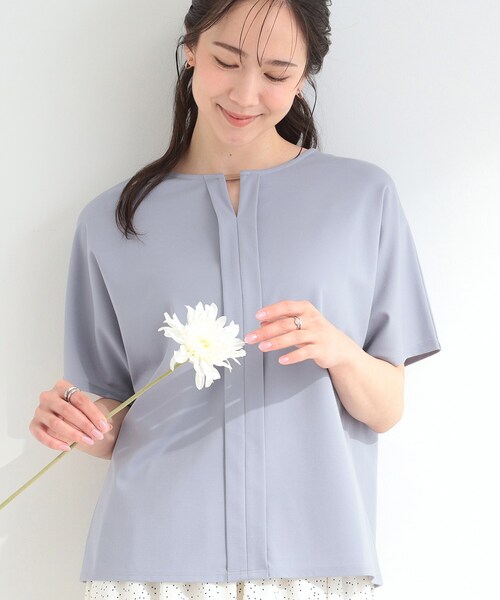 SHOO・LA・RUE(シューラルー)の「【ひんやり/UV/通勤】洗濯後しわになりにくい メタルポイントスキッパートップス(シャツ/ブラウス・レディース・オフホワイト/パープル/ネイビー・01/04/03/02)」の1枚目の写真