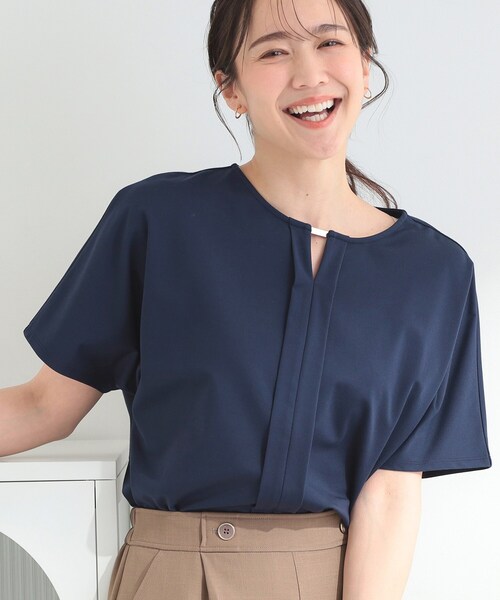 SHOO・LA・RUE(シューラルー)の「【ひんやり/UV/通勤】洗濯後しわになりにくい メタルポイントスキッパートップス(シャツ/ブラウス・レディース・オフホワイト/パープル/ネイビー・01/04/03/02)」の3枚目の写真