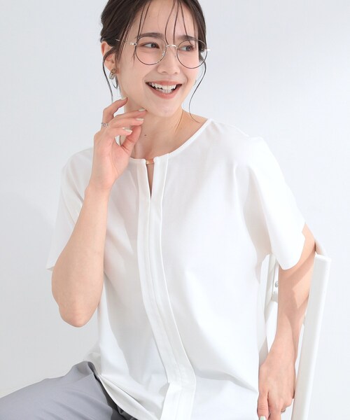 SHOO・LA・RUE(シューラルー)の「【ひんやり/UV/通勤】洗濯後しわになりにくい メタルポイントスキッパートップス(シャツ/ブラウス・レディース・オフホワイト/パープル/ネイビー・01/04/03/02)」の2枚目の写真