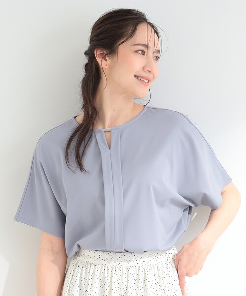 SHOO・LA・RUE(シューラルー)の「【ひんやり/UV/通勤】洗濯後しわになりにくい メタルポイントスキッパートップス(シャツ/ブラウス・レディース・オフホワイト/パープル/ネイビー・01/04/03/02)」の4枚目の写真