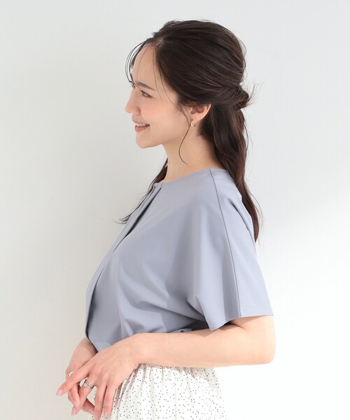 SHOO・LA・RUE(シューラルー)の「【ひんやり/UV/通勤】洗濯後しわになりにくい メタルポイントスキッパートップス(シャツ/ブラウス・レディース・オフホワイト/パープル/ネイビー・01/04/03/02)」の5枚目の写真
