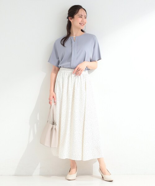 SHOO・LA・RUE(シューラルー)の「【ひんやり/UV/通勤】洗濯後しわになりにくい メタルポイントスキッパートップス(シャツ/ブラウス・レディース・オフホワイト/パープル/ネイビー・01/04/03/02)」の6枚目の写真