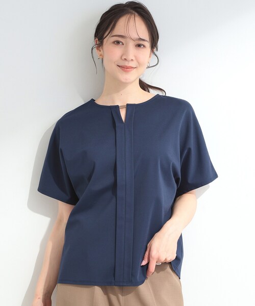 SHOO・LA・RUE(シューラルー)の「【ひんやり/UV/通勤】洗濯後しわになりにくい メタルポイントスキッパートップス(シャツ/ブラウス・レディース・オフホワイト/パープル/ネイビー・01/04/03/02)」の8枚目の写真