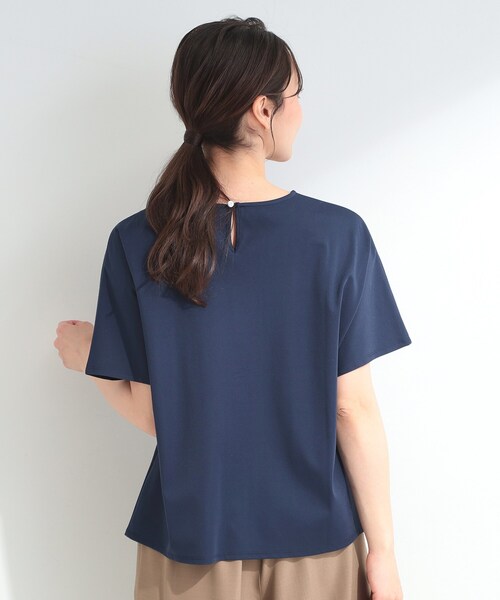SHOO・LA・RUE(シューラルー)の「【ひんやり/UV/通勤】洗濯後しわになりにくい メタルポイントスキッパートップス(シャツ/ブラウス・レディース・オフホワイト/パープル/ネイビー・01/04/03/02)」の9枚目の写真