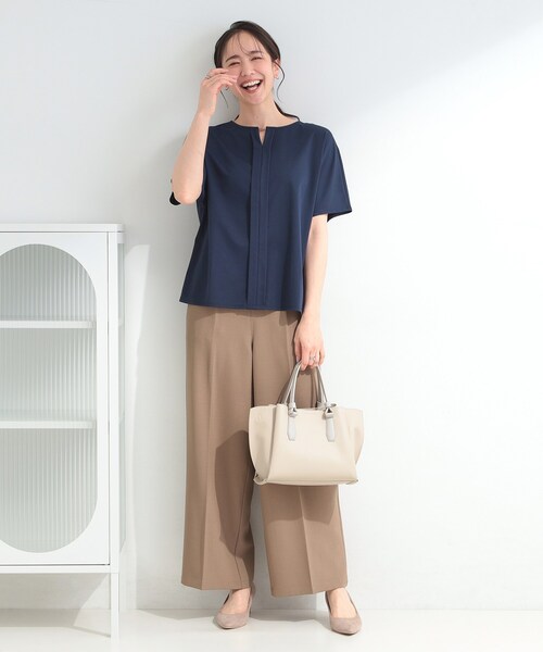 SHOO・LA・RUE(シューラルー)の「【ひんやり/UV/通勤】洗濯後しわになりにくい メタルポイントスキッパートップス(シャツ/ブラウス・レディース・オフホワイト/パープル/ネイビー・01/04/03/02)」の10枚目の写真