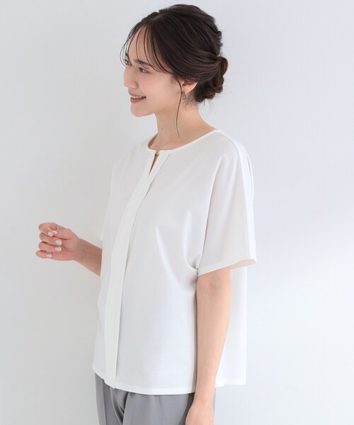 SHOO・LA・RUE(シューラルー)の「【ひんやり/UV/通勤】洗濯後しわになりにくい メタルポイントスキッパートップス(シャツ/ブラウス・レディース・オフホワイト/パープル/ネイビー・01/04/03/02)」の13枚目の写真