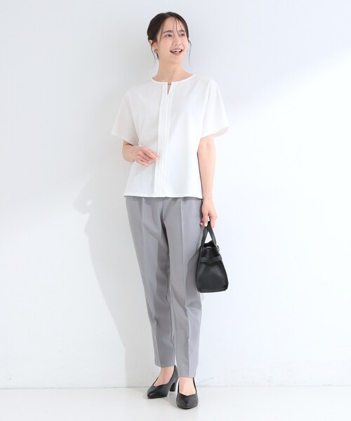 SHOO・LA・RUE(シューラルー)の「【ひんやり/UV/通勤】洗濯後しわになりにくい メタルポイントスキッパートップス(シャツ/ブラウス・レディース・オフホワイト/パープル/ネイビー・01/04/03/02)」の14枚目の写真