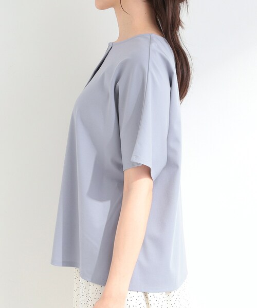 SHOO・LA・RUE(シューラルー)の「【ひんやり/UV/通勤】洗濯後しわになりにくい メタルポイントスキッパートップス(シャツ/ブラウス・レディース・オフホワイト/パープル/ネイビー・01/04/03/02)」の17枚目の写真