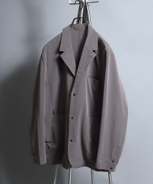 ANPAS(アンパス)の「Poly Seersucker Tailored Jacket / 〈セットアップ対応〉シアサッカー オーバーサイズ 3ボタンジャケット メンズ サマージャケット テーラード アウター ブレザー リラックスフィット(テーラードジャケット・メンズ・ブラック/ネイビー/モカ/チャコールグレー/スミクロ・LL/L/M)」の4枚目の写真