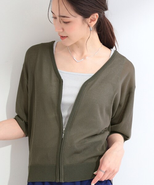 SHOO・LA・RUE(シューラルー)の「【ひんやり/洗濯機可/S-LL】程よいVネックですっきり魅せる ジップアップ 7分袖シアーカーディガン(カーディガン/ボレロ・レディース・オフホワイト/チャコールグレー/グリーン/イエロー系その他/ブラック・01/02/04/03)」の3枚目の写真