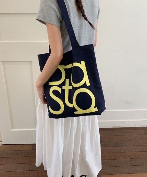 SHEPP（シープ）の「タイポグラフィロゴ コットンキャンバストートバッグ（バックパック/リュック・レディース・ネイビー/ベージュ/イエロー/レッド/アイボリー・F）」の3枚目の写真