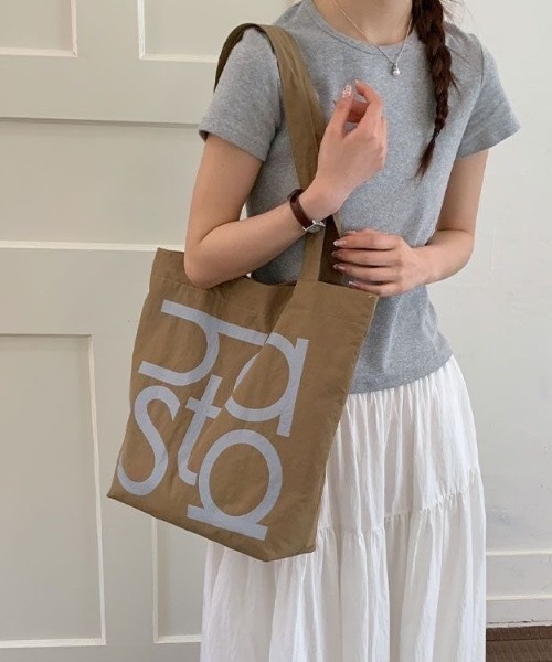 SHEPP（シープ）の「タイポグラフィロゴ コットンキャンバストートバッグ（バックパック/リュック・レディース・ネイビー/ベージュ/イエロー/レッド/アイボリー・F）」の12枚目の写真