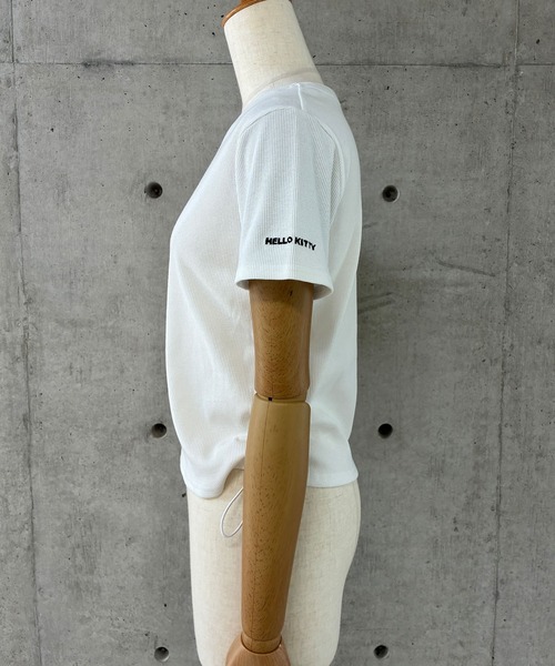 GLAMOROUS JANE(グラマラスジェーン)の「HELLO KITTY サイドドロストリブ半袖Tシャツ(Tシャツ/カットソー・レディース・チャコールグレー/ブラック/オフホワイト・FREE)」の8枚目の写真