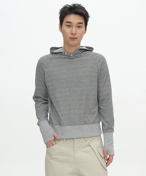 PLACESTUDIOMAN(プレイススタジオメンズ)の「ストライプハイネックフィンガーホールルーズフィットロングスリーブダンガラTシャツ_2COLOR(パーカー・メンズ・ライトグレー/ブラック・FREE)」の3枚目の写真