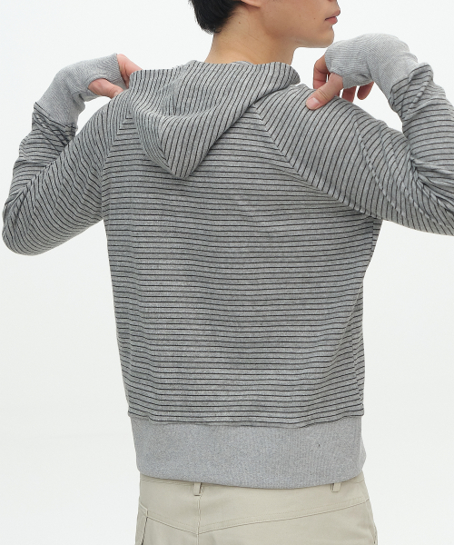 PLACESTUDIOMAN(プレイススタジオメンズ)の「ストライプハイネックフィンガーホールルーズフィットロングスリーブダンガラTシャツ_2COLOR(パーカー・メンズ・ライトグレー/ブラック・FREE)」の4枚目の写真