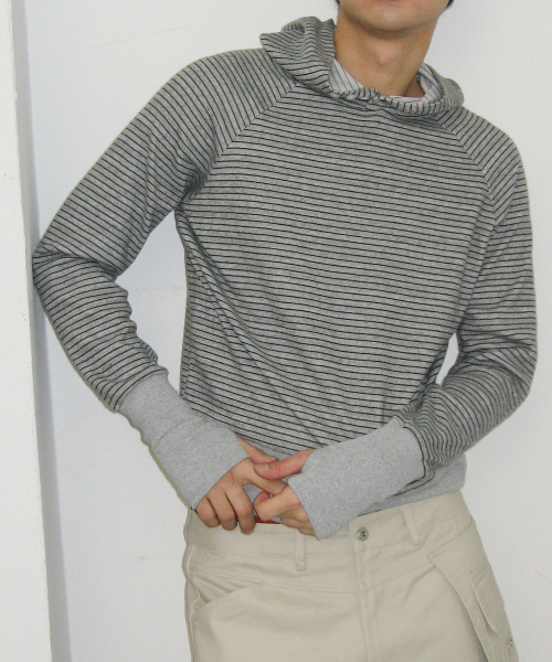 PLACESTUDIOMAN(プレイススタジオメンズ)の「ストライプハイネックフィンガーホールルーズフィットロングスリーブダンガラTシャツ_2COLOR(パーカー・メンズ・ライトグレー/ブラック・FREE)」の8枚目の写真
