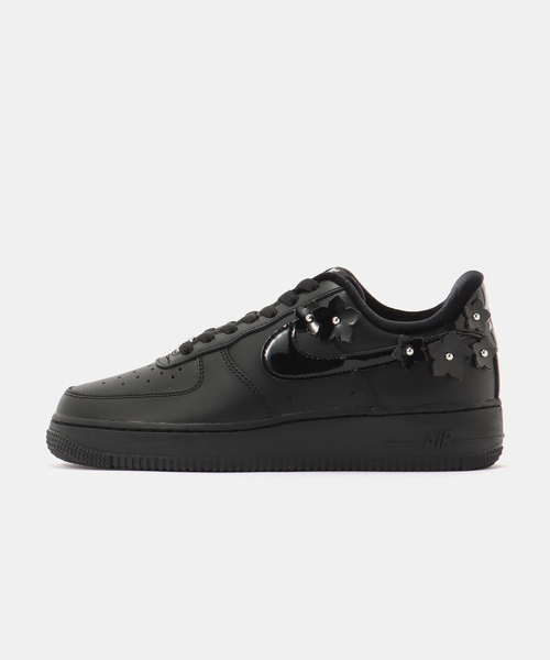 NIKE(ナイキ)の「NIKE WMNS AIR FORCE 1 '07 IR8637-001(スニーカー・レディース・ブラック・25cm/24.5cm/24cm/23.5cm/23cm/22.5cm)」の1枚目の写真