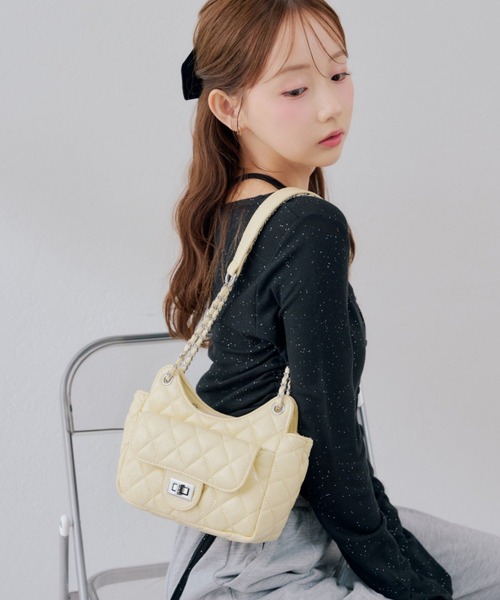 continuer de NICE CLAUP(コンティニューデナイスクラップ)の「キルティングショルダーバック(ショルダーバッグ・レディース・ブラック/ホワイト/イエロー・FREE)」の4枚目の写真