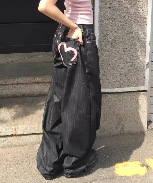 FREE STYLISTS(フリー スタイリスト)の「ハートプリント ワイドシルエット スタイルアップ デニムパンツ(デニムパンツ・レディース・ブラック・M)」の3枚目の写真