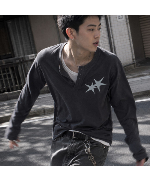 GRAVER ORDINARY（グレイバーオーディナリー）の「[ODNR UNISEX] Small Twins Star ヘンリーネック ロングスリーブ 長袖Tシャツ_3color（Tシャツ/カットソー・レディース・ブラック/チャコール/ベージュ・LARGE/MEDIUM）」の2枚目の写真