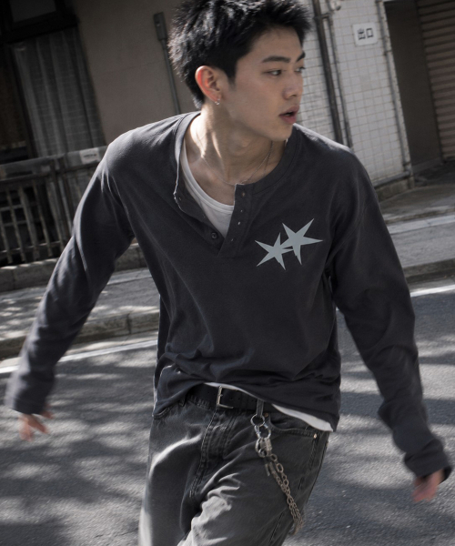 GRAVER ORDINARY（グレイバーオーディナリー）の「[ODNR UNISEX] Small Twins Star ヘンリーネック ロングスリーブ 長袖Tシャツ_3color（Tシャツ/カットソー・レディース・ブラック/チャコール/ベージュ・LARGE/MEDIUM）」の4枚目の写真