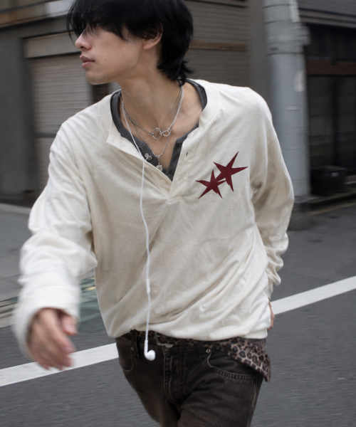 GRAVER ORDINARY（グレイバーオーディナリー）の「[ODNR UNISEX] Small Twins Star ヘンリーネック ロングスリーブ 長袖Tシャツ_3color（Tシャツ/カットソー・レディース・ブラック/チャコール/ベージュ・LARGE/MEDIUM）」の5枚目の写真