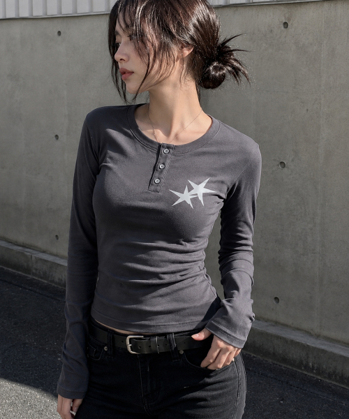 GRAVER ORDINARY（グレイバーオーディナリー）の「[ODNR UNISEX] Small Twins Star ヘンリーネック ロングスリーブ 長袖Tシャツ_3color（Tシャツ/カットソー・レディース・ブラック/チャコール/ベージュ・LARGE/MEDIUM）」の10枚目の写真