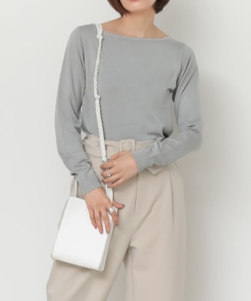 Re:EDIT（リエディ）の「お家で洗えるレーヨンナイロンボートネックハイゲージニットトップス（ニット/セーター・レディース・グレー/ブラック/サックスブルー/ホワイト×ブラック/プラム/ラベンダー/ピンク/ベージュ/ネイビー/ホワイト/パープル/イエロー/レッド/カーキ/モカ/マスタード/ブルー/ブラウン/オレンジ/グリーン/ワイン・LARGE/MEDIUM）」の4枚目の写真