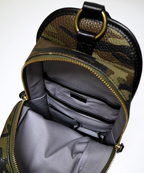 SHIPS（シップス）の「SC: LEATHER BODY BAG（ショルダーバッグ・メンズ・カモフラージュ/ブラウン/ブラック・ONE SIZE）」の9枚目の写真