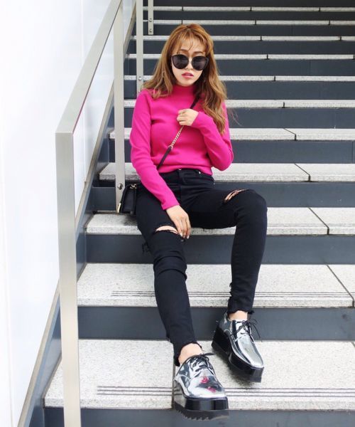 ENVYM（アンビー）の「ＢＡＣＫクロスハイネックＴＯＰＳ（ニット/セーター・レディース・ホワイト/ブラック/ピンク/ブルー・FREE）」の4枚目の写真