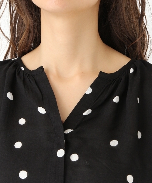 niko and（ニコアンド）の「レーヨン花ドットギャザーブラウス